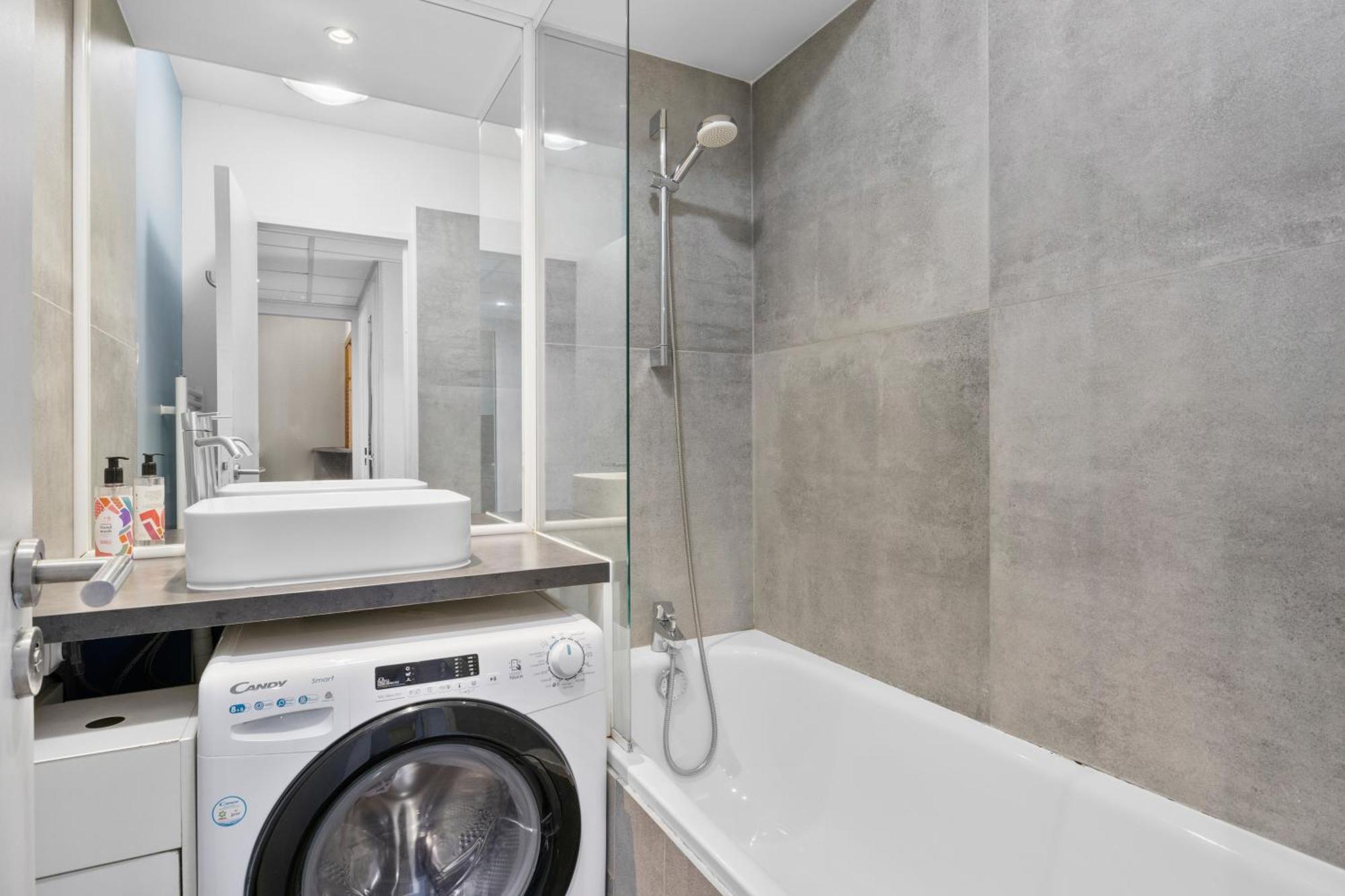 Grand Appartement Avec Balcon - Proche Parc Des Expo - Parking Privee Иси-ле-Мулино Екстериор снимка